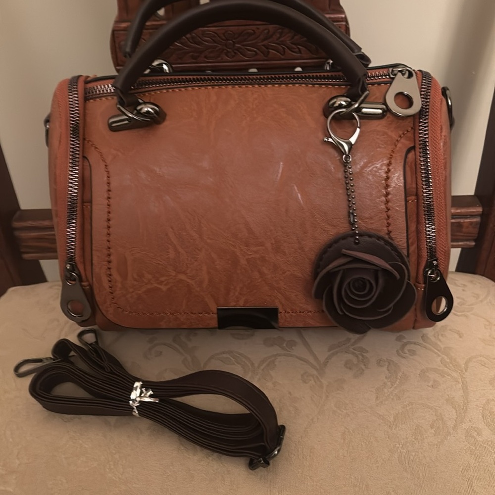 Retro Boston Barrel Bag - Picture 1 of 9